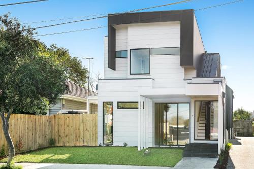 Exterior view, Stunning, modern, two-story detached townhouse in Footscray