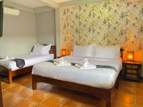 1 double bed, 1 twin bed
