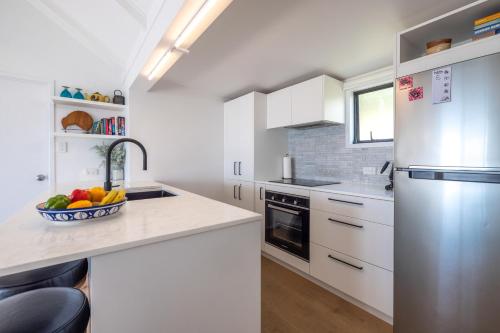 Palm Beach Seaviews With A Touch Of Luxury Awaits in Waiheke Island