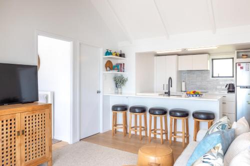 Palm Beach Seaviews With A Touch Of Luxury Awaits in Waiheke Island