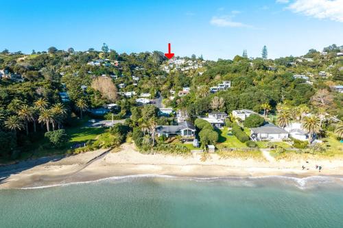 Palm Beach Seaviews With A Touch Of Luxury Awaits in Waiheke Island