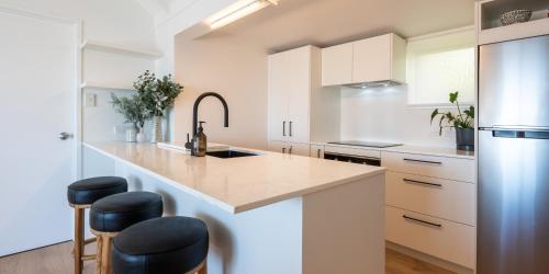 Palm Beach Seaviews With A Touch Of Luxury Awaits in Waiheke Island