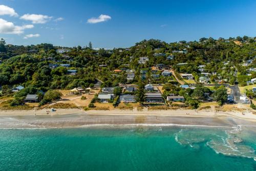 Palm Beach Seaviews With A Touch Of Luxury Awaits in Waiheke Island