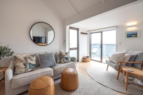 Palm Beach Seaviews With A Touch Of Luxury Awaits in Waiheke Island