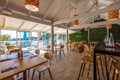 Palm Beach Seaviews With A Touch Of Luxury Awaits in Waiheke Island