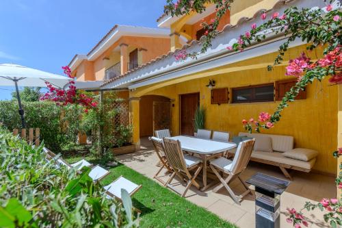 Porto Pino, Garden and Pool