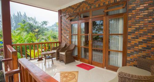 Balcony/terrace, Toba Village Inn in Samosir