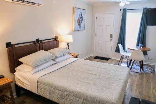 Cozy Studio - Walk to the Beach! in Jacksonville Beach, USA