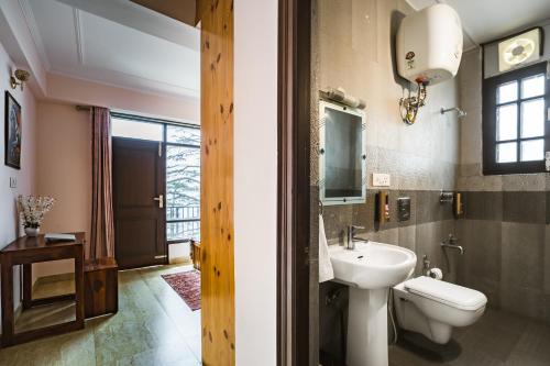 The Sunset Abode 4BR With Valley Views - image 4