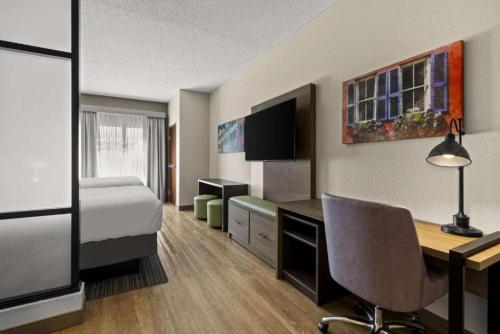 Comfort Suites Charleston West Ashley - image 2