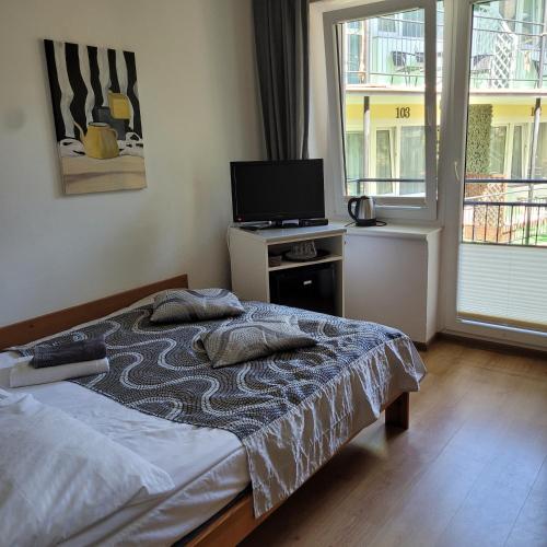 Small Double Room image 9