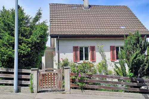 Ganzes Einfamilienhaus mit Garten & 2 Parkplätzen bei Zürich in Adliswil, Schweiz