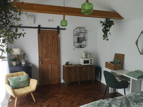 Stylish apartment in Horsham with parking and own entrance in Horsham