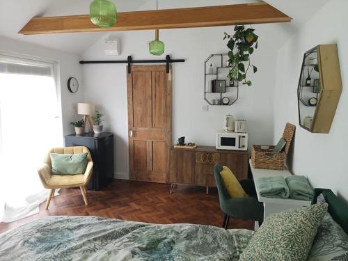 Stylish apartment in Horsham with parking and own entrance in Horsham