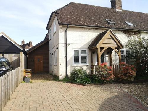 Stylish apartment in Horsham with parking and own entrance in Horsham