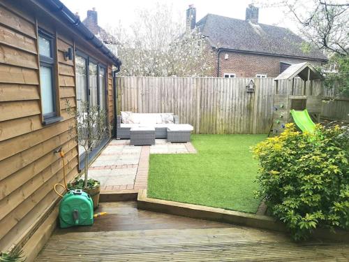 Stylish apartment in Horsham with parking and own entrance in Horsham