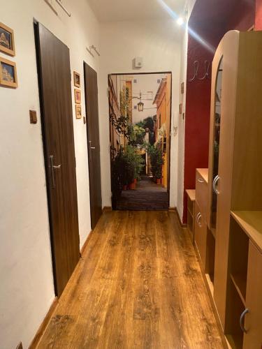 ทางเข้า, Útulný byt u krytého bazénu. (Utulny byt u kryteho bazenu.) in โปรูบา