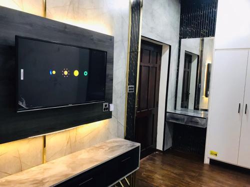 Hazelton Luxury Hotel - image 14