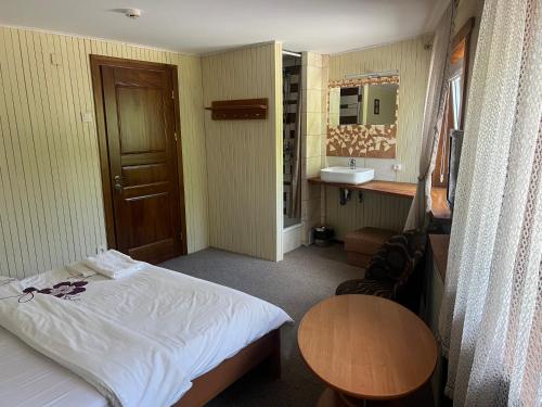 2 bedrooms, 3 beds