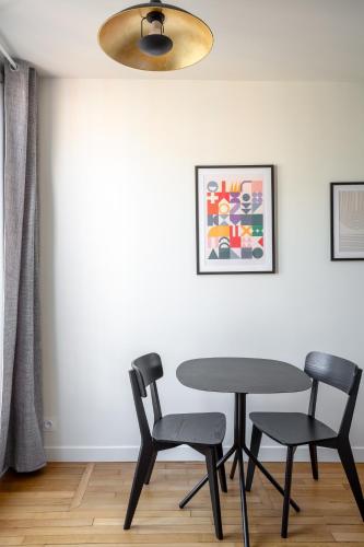 Deluxe One-Bedroom Apartment with City View image 5