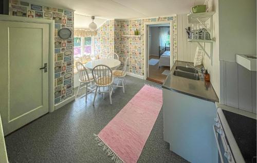 virtuve, Beautiful Apartment In Burseryd in Ahult