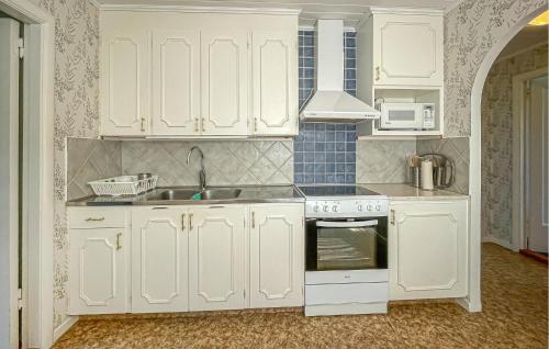 virtuve, Beautiful Apartment In Burseryd in Ahult
