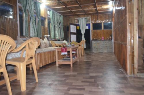 Restaurant, Stone and Pine Farmstay in Hillside