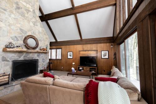 The Quack Shack - Snowmobile Escape W Game Room! in Gaylord, USA
