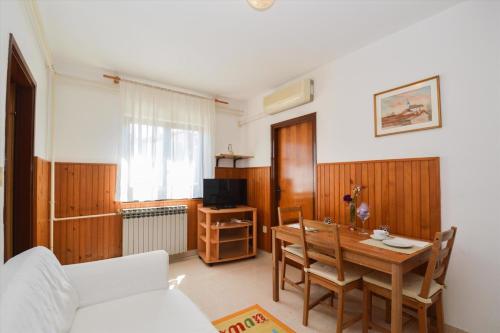Apartment image 8