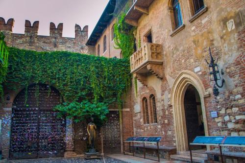 Bentegodi House - Tap to explore photos