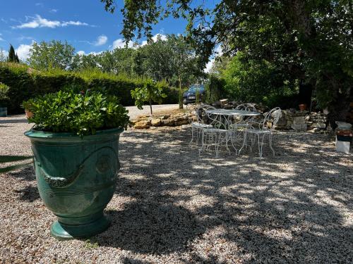 Le clos des songes. in Saint-Christol-de-Rodières