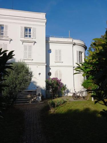 Vista exterior, Beau studio dans un cadre exceptionnel de verdure in Maisons-Laffitte