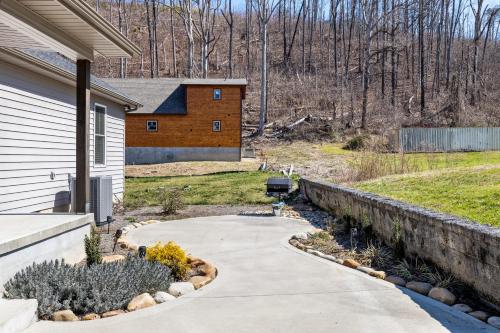 Bear Pass is a 3 bed 2 bath craftsman style home located within walking distance to DT Gatlinburg in Gatlinburg, USA
