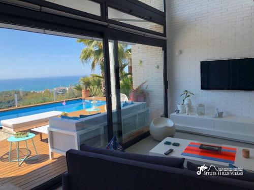 ห้องส่วนกลางสำหรับนั่งเล่น/ดูทีวี, Super Villa Oasis Fab Sea and Sitges View with Private Pool and Air Conditioning in กินต์ มาร์