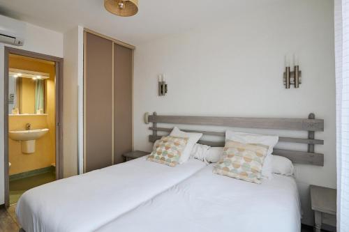 2 twin beds