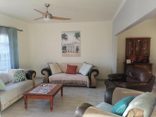3 bedrooms, 5 beds