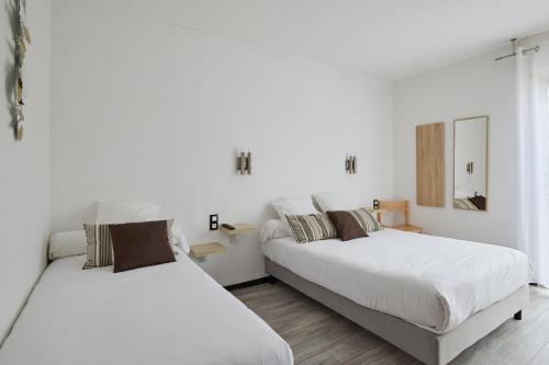 1 double bed, 1 twin bed