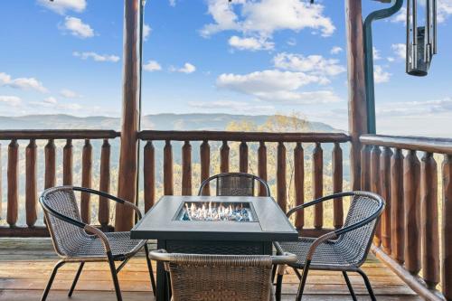 Serenity is a Mountain Top Oasis in Brothers Cove in Sevierville, USA
