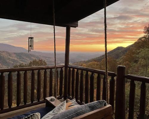 Serenity is a Mountain Top Oasis in Brothers Cove in Sevierville, USA