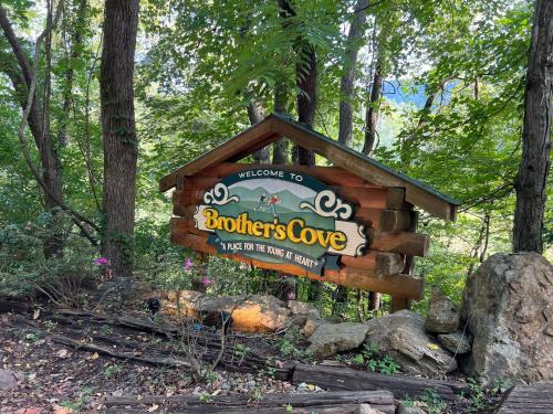 Serenity is a Mountain Top Oasis in Brothers Cove in Sevierville, USA