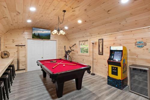 Welcome to Bearfeet Retreat a pristine cabin in a quiet corner in the heart of Wears Valley in Sevierville, USA