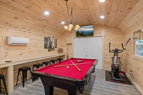 Welcome to Bearfeet Retreat a pristine cabin in a quiet corner in the heart of Wears Valley in Sevierville, USA