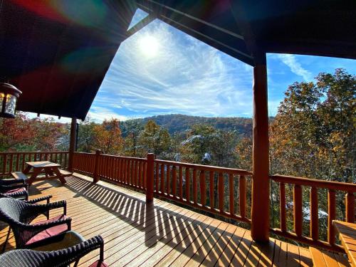 Bearadise Ridge A rustic cabin in the heart of Wears Valley just 4 miles from the GSMNP entrance in Sevierville, USA