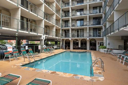 Beary Convenient is a Newly Renovated King Suite Condo in the heart of Gatlinburg with pools in Gatlinburg, USA