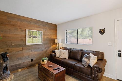 Beary Convenient is a Newly Renovated King Suite Condo in the heart of Gatlinburg with pools in Gatlinburg, USA