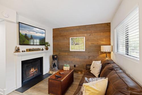 Beary Convenient is a Newly Renovated King Suite Condo in the heart of Gatlinburg with pools