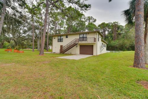 Sleek Largo Studio with Pond Less Than 7 Mi to Beach!