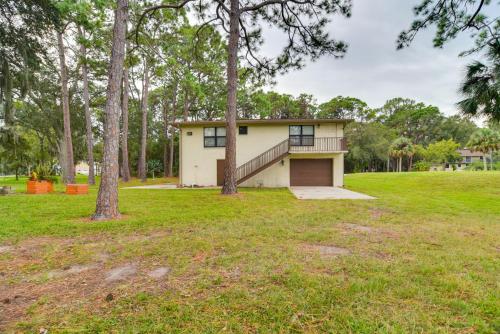 Sleek Largo Studio with Pond Less Than 7 Mi to Beach!