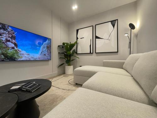  Garibaldi Suite 2 Renovated 1BR with Parking, Old Town Olbia in Olbia