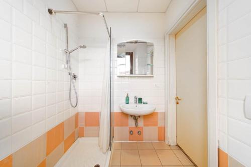 Twin Room with Private Bathroom image 2